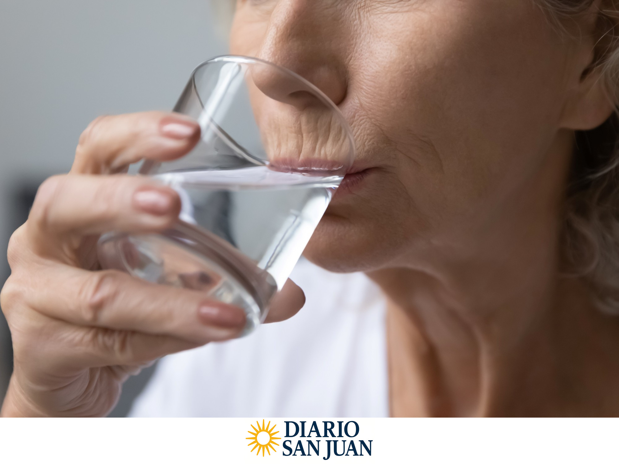 Tomar abundante agua de manera regular a lo largo del día es clave para facilitar su expulsión natural. Foto: Shutterstock.