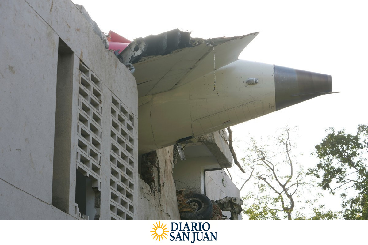 Así quedó el avión de Air India, incrustado en una residencia de futuros médicos. (Foto: AP)