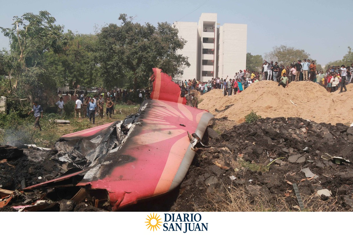 Personas observan los restos de un avión de Air India que se estrelló, en Ahmedabad, en el estado de Gujarat, India, el 12 de junio de 2025. (Foto: Xinhua)