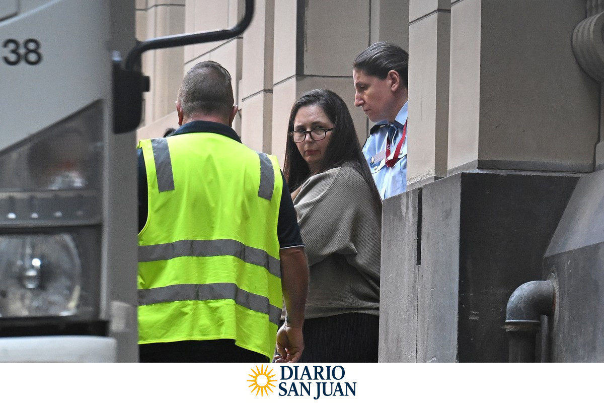 Erin Patterson en Melbourne, Australia, custodiada en una audiencia judicial. (Foto: EFE)